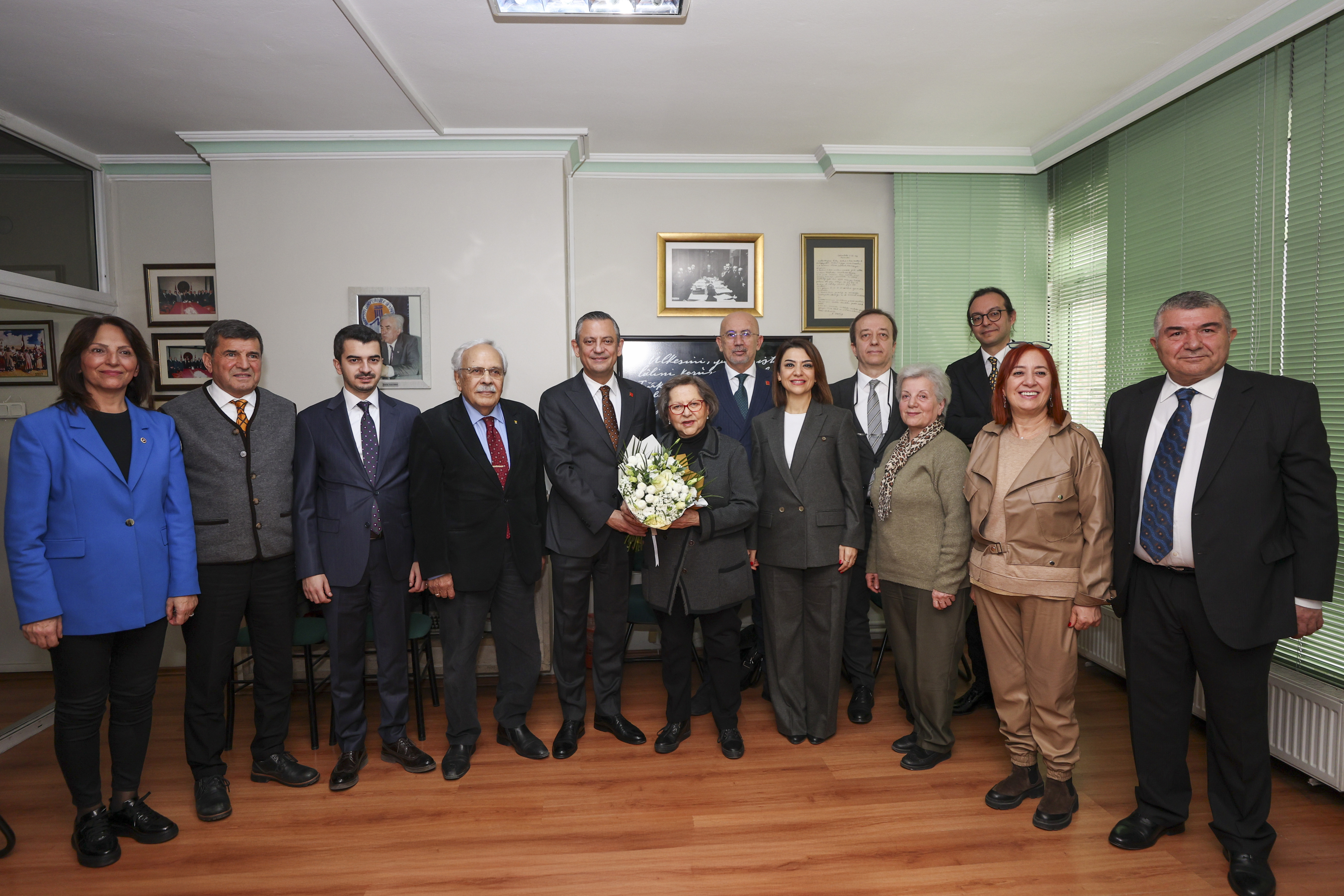 CHP GENEL BAŞKANI ÖZGÜR ÖZEL DİL DERNEĞİNİ ZİYARET ETTİ